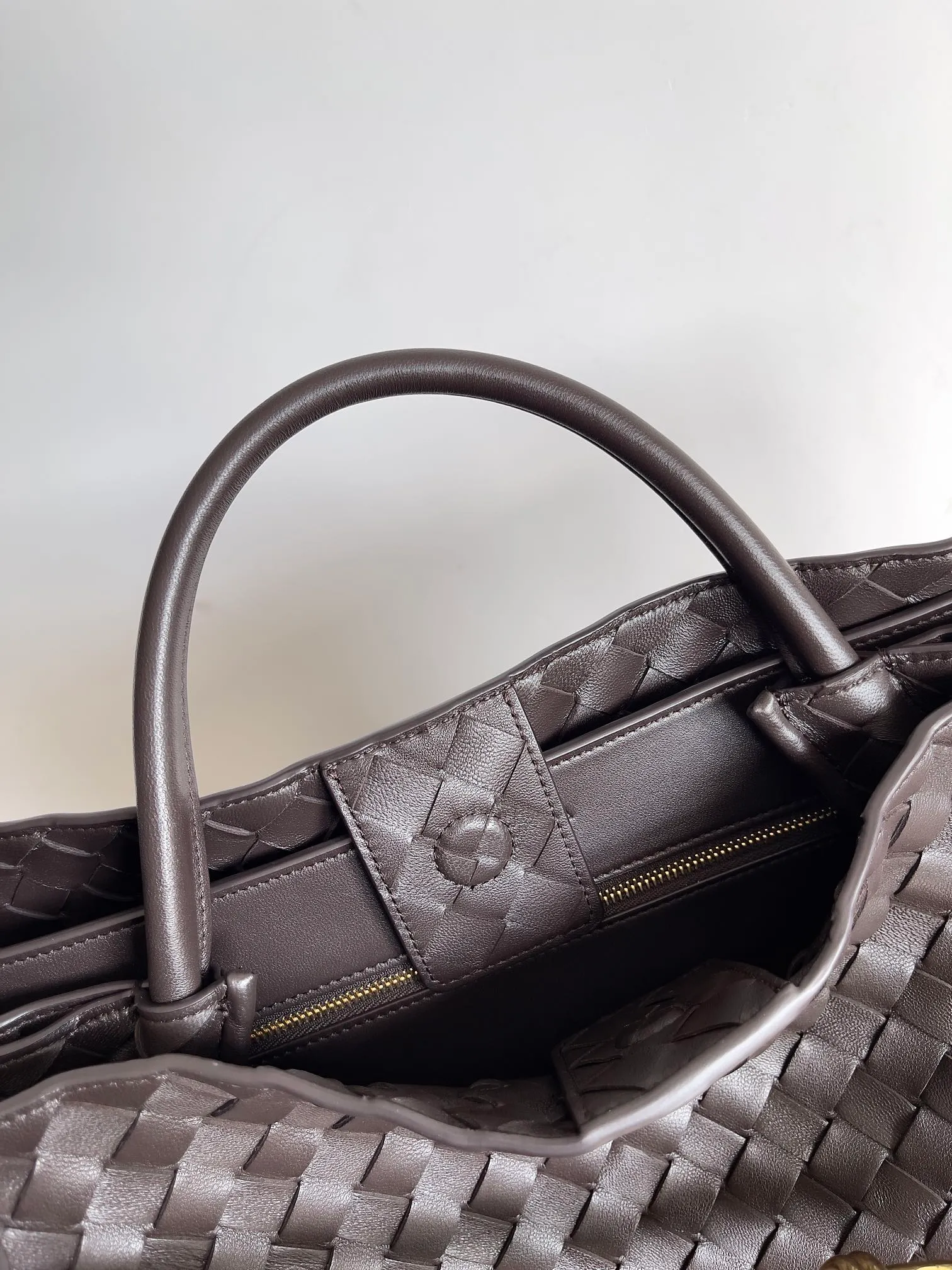 Batch 3760 Recently, the same style of bag that celebrities love is both high-end and practical. Michelle Yeoh, Kim Namjoon, Jing Boran, Tong Liya, Sun Qian, Wu Qianyu, Du Juan, Ma Yili and Bai Baihe are all carrying Bottega Veneta summer series Andiamo handbags. Andiamo has a simple structure and rounded lines. The whole piece is made of Nappa leather. It is comfortable, soft and dynamic. It adds interest to daily life and can be easily matched with various styles. Andiamo handbags are available in three sizes: small, medium and large. There are many colors to choose from, which can meet different needs. You can really carry it whether it is daily or attending events. Style number: 743575 Size: 45*22*34 including handle height 44cm